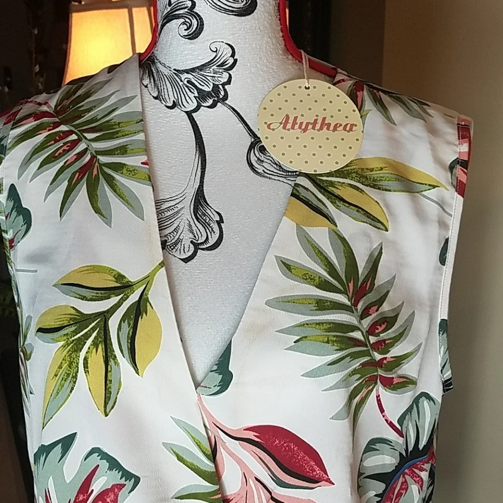 NWT, Alythea, 0247, Women's White Floral top with V-neck and rusching in size XL - Picture 5 of 5